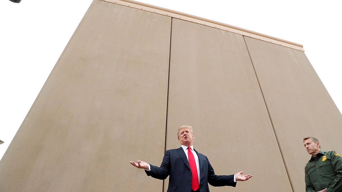 Trump examina protótipos do muro entre protestos