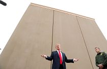 Trump examina protótipos do muro entre protestos