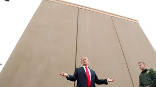 Trump examina protótipos do muro entre protestos