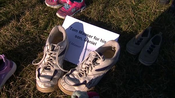 US-Schulmassaker: Sneaker-Denkmal vor dem Kapitol US-Schulmassaker: Sneaker-Denkmal vor dem Kapitol