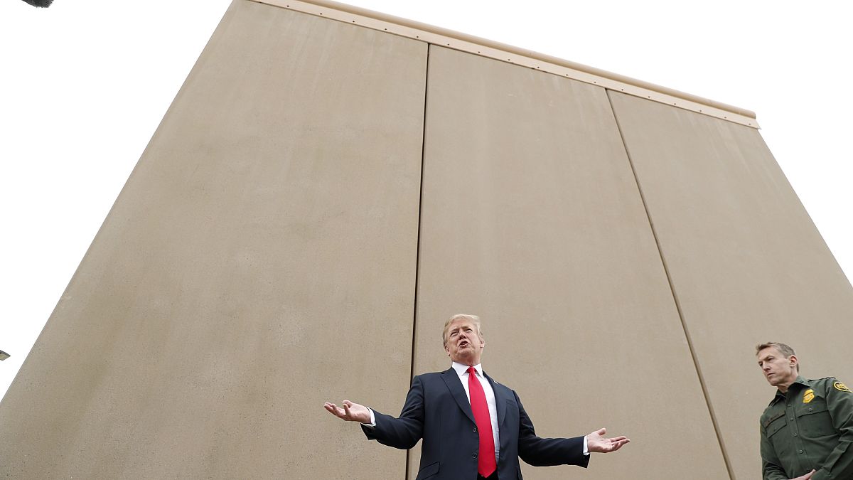 Trump visita los prototipos del muro con México