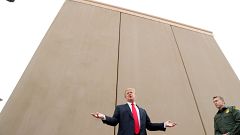 Trump vor einem der neun Meter hohen Mauerteile
