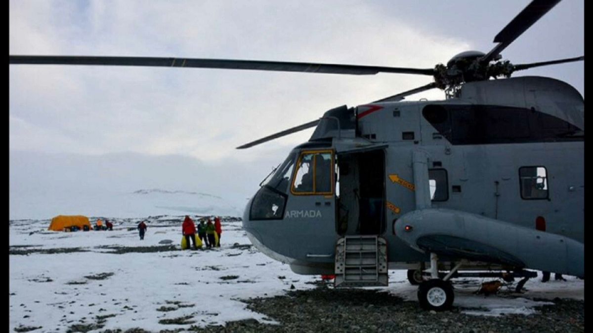Ein Helikopter brachte die fünf Forscher zu einem Eisbrecher.