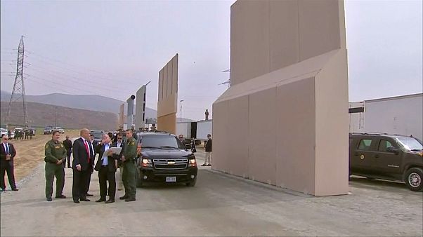 Trump Meksika sınırında duvar örneklerini inceledi Trump Meksika sınırında duvar örneklerini inceledi