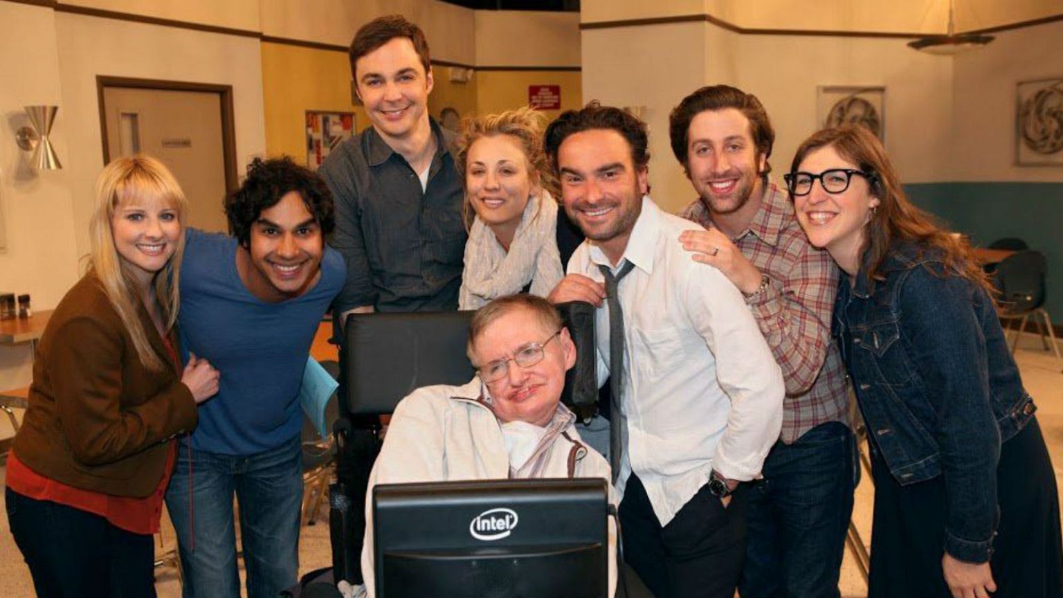 Stephen Hawking poses with the cast of the Big Bang Theory