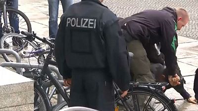 Merkel'den yardım isteyen kişiye polis müdahalesi