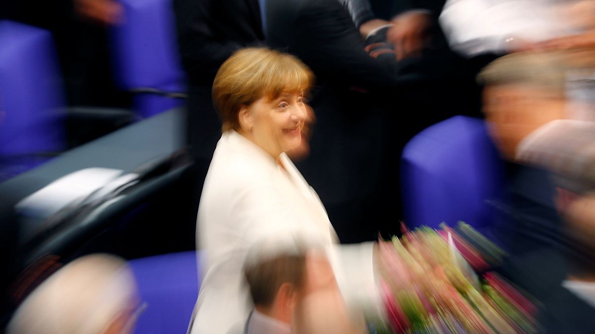 Störer in der Nähe von Angela Merkel überwältigt