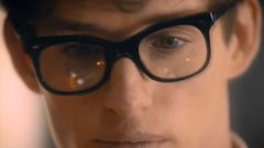 Eddie Redmayne spielt den jungen Hawking