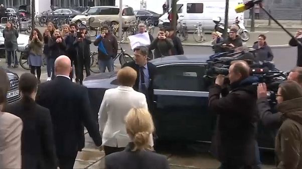 Unbekannter fleht Merkel um Hilfe an Unbekannter fleht Merkel um Hilfe an