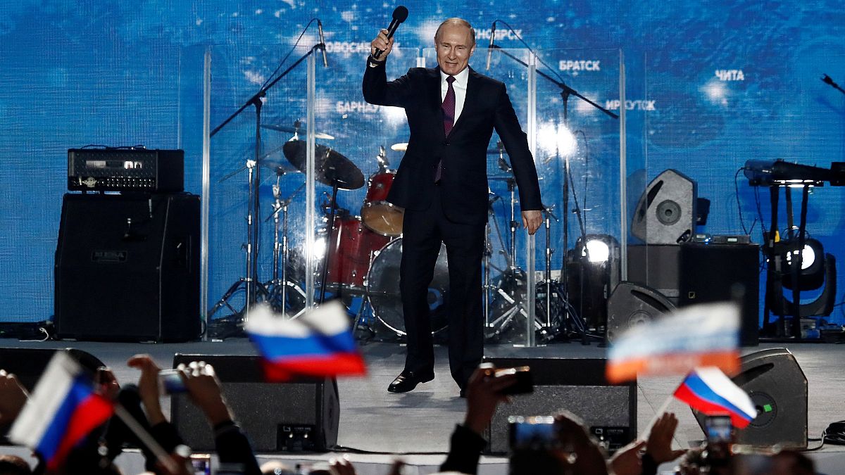Путин посетил Крым с предвыборным визитом