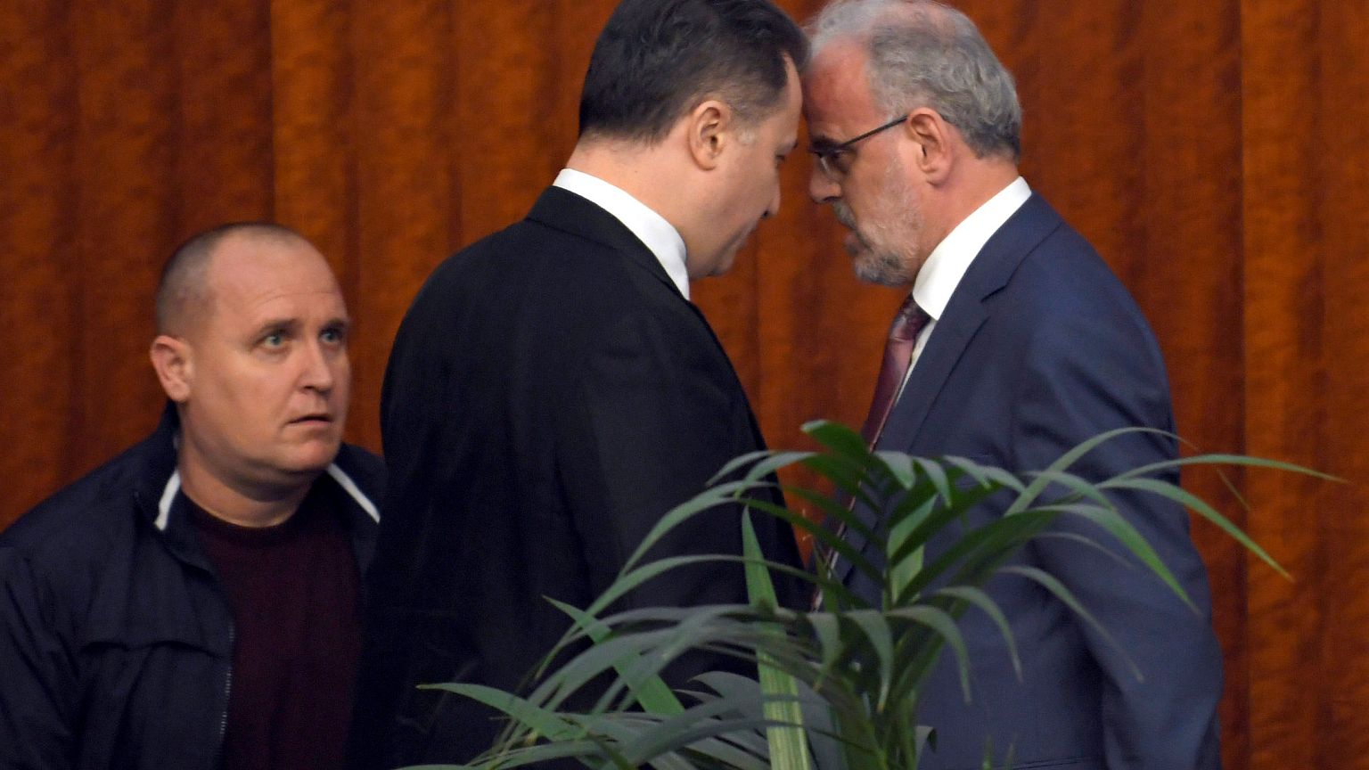 Ένταση στη βουλή λόγω των αλβανικών