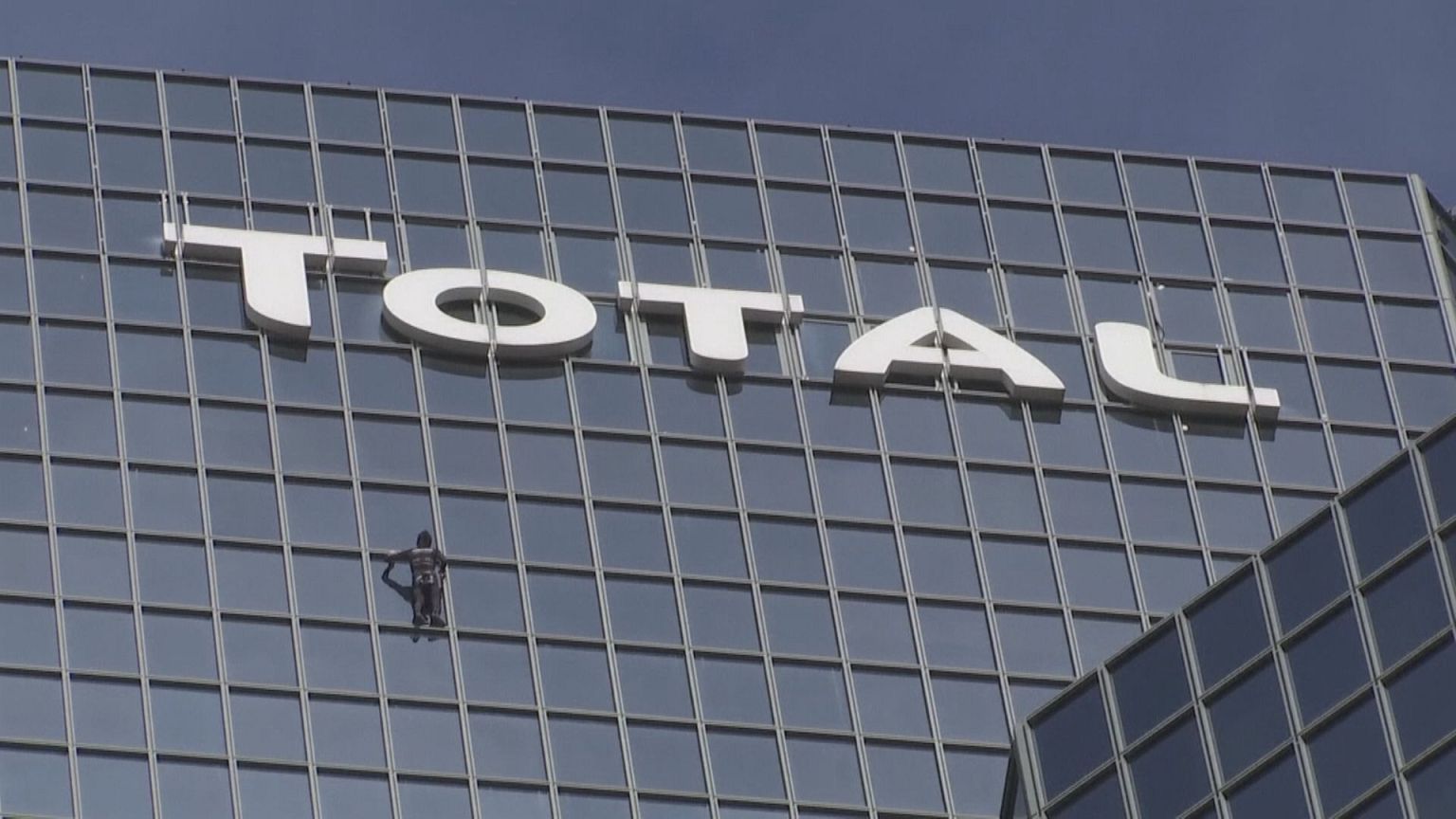 Frankreichs Spiderman klettert auf den "Tour Total"