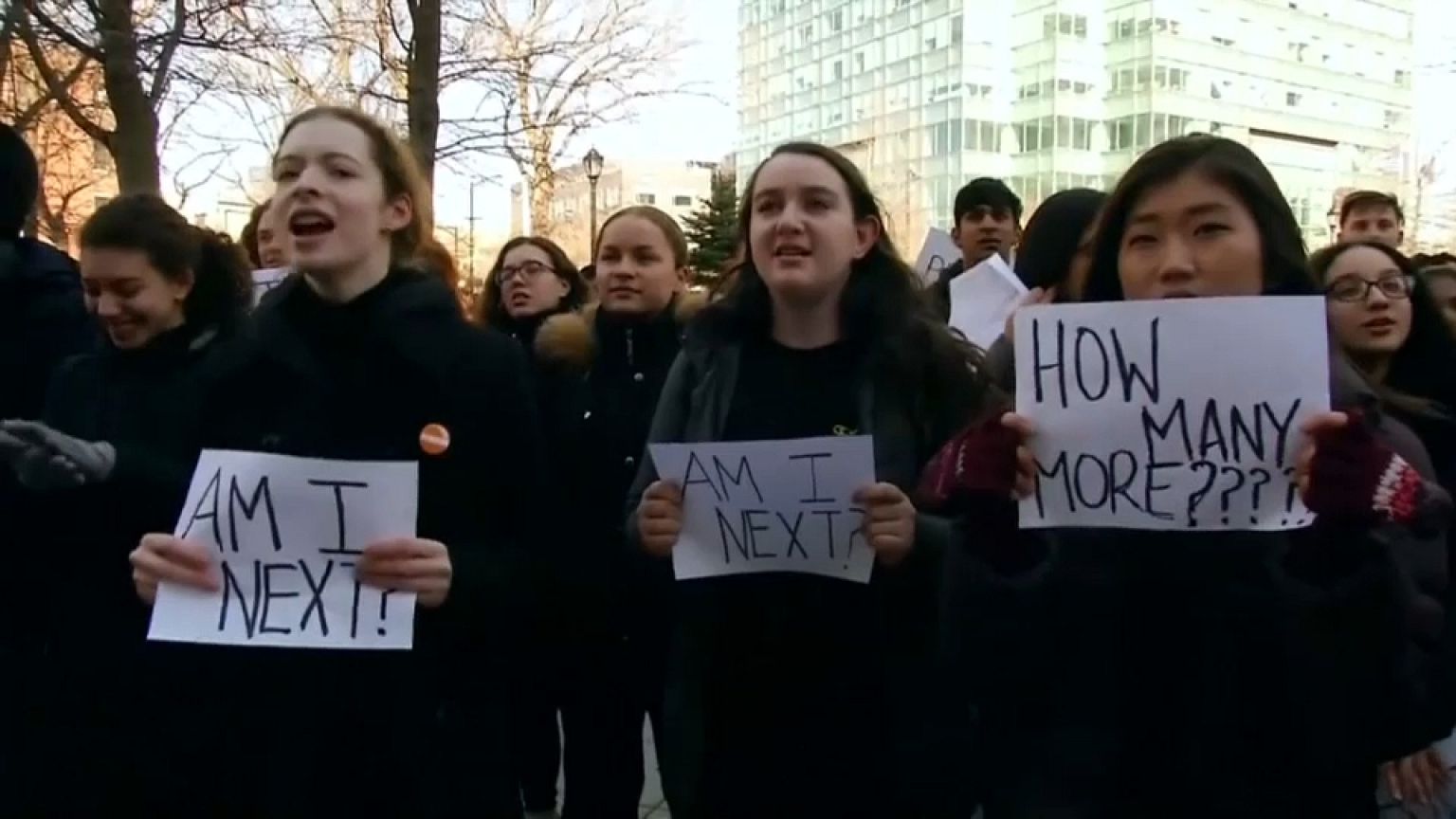 Öğrenciler bireysel silahlanma yasalarını protesto etti