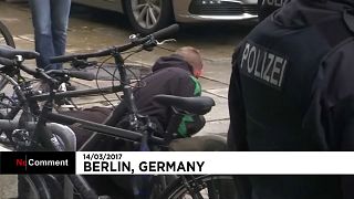 Berlin : un inconnu interpelle bruyamment Angela Merkel