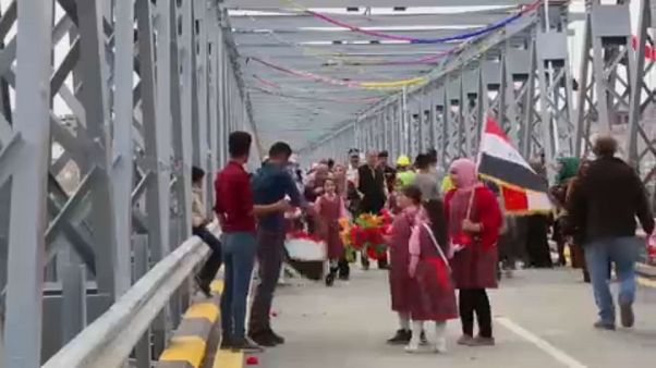Vidám hangulatban nyitották újra a moszuli hidat Vidám hangulatban nyitották újra a moszuli hidat