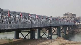 شاهد: إعادة فتح الجسر القديم بالموصل