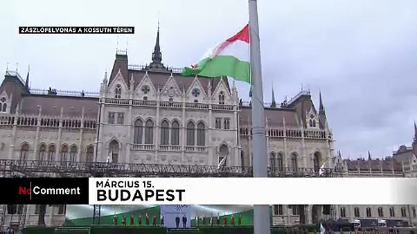 Zászlófelvonás a Kossuth téren Zászlófelvonás a Kossuth téren