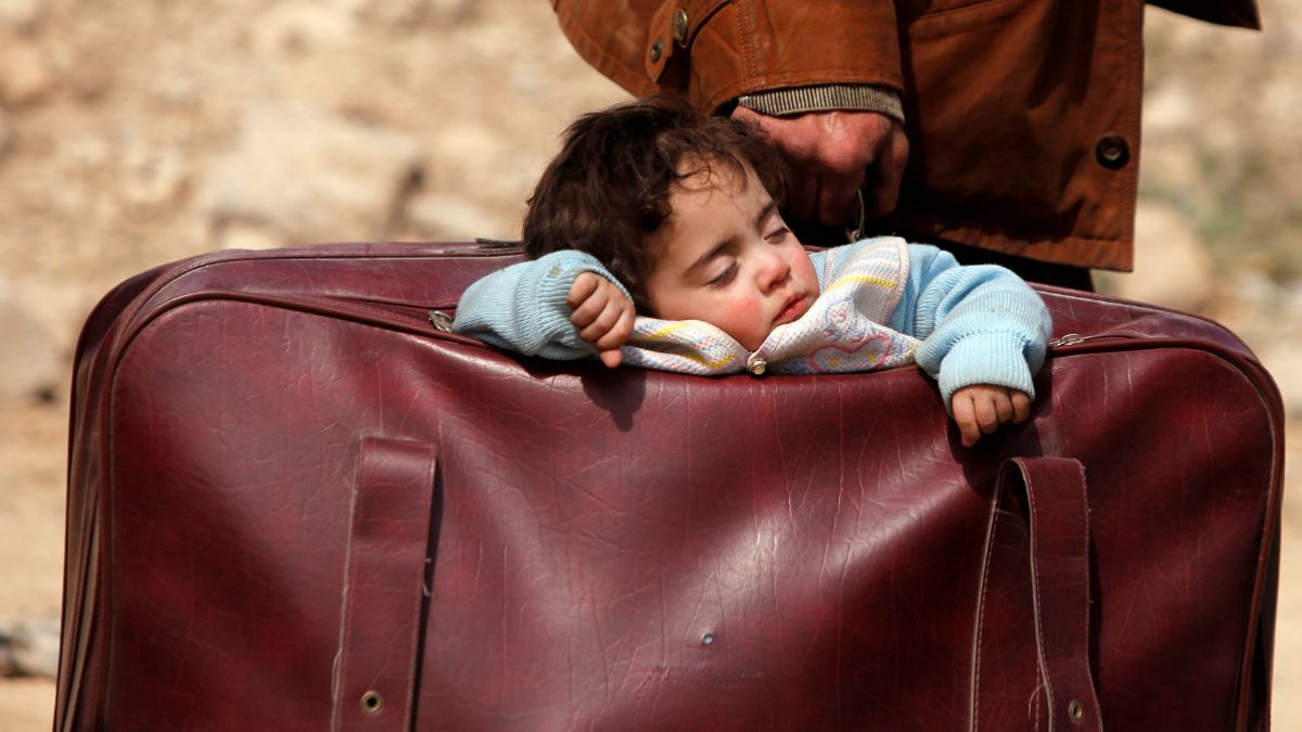 پدر ساکن منطقه بیت سوا در غوطه شرقی فرزندش را در چمدان حمل می‌کند 