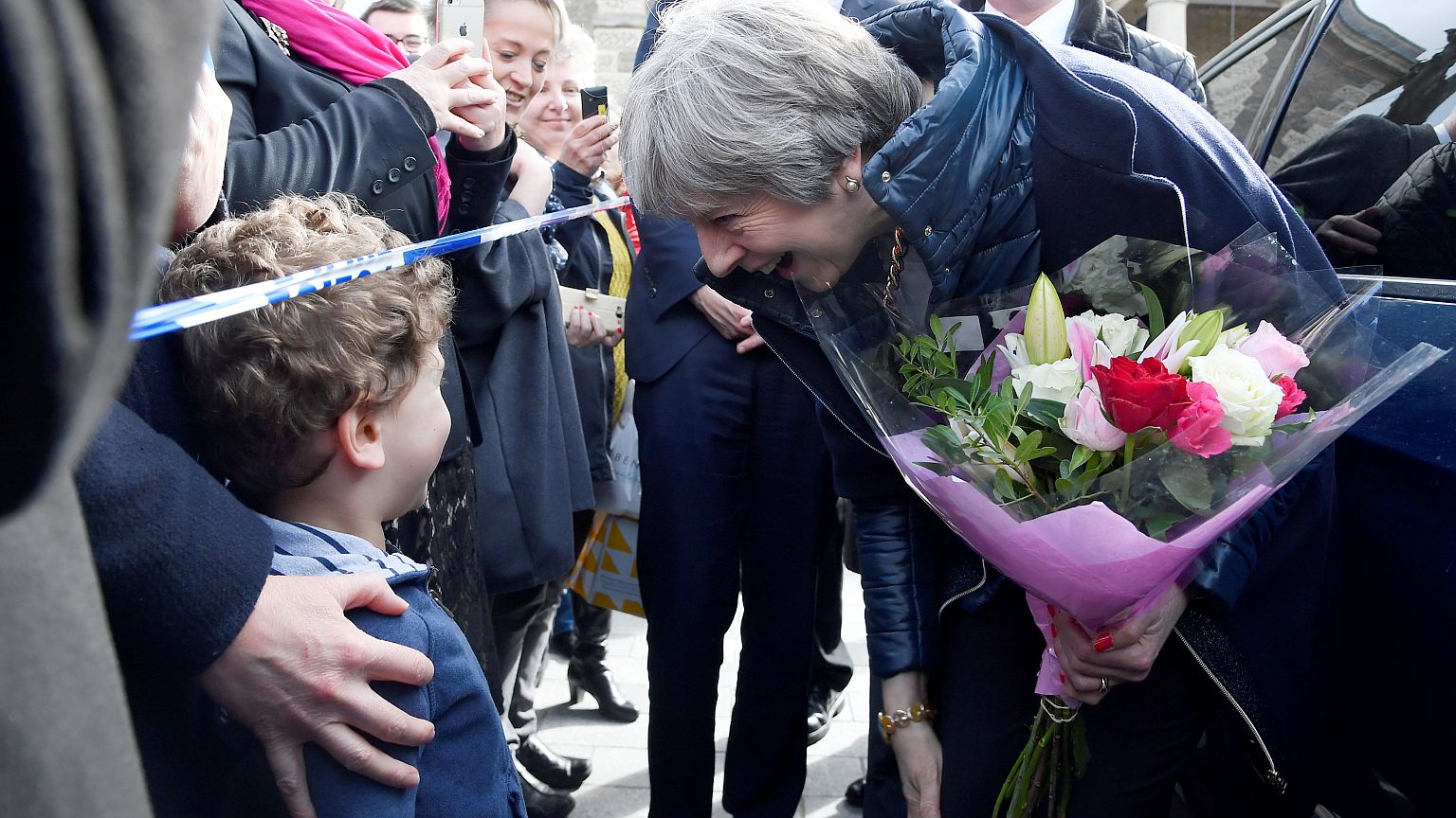 Theresa May visitou o local onde o espião e a filha foram atacados