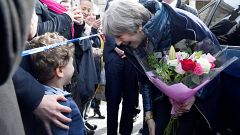 Theresa May visitou o local onde o espião e a filha foram atacados
