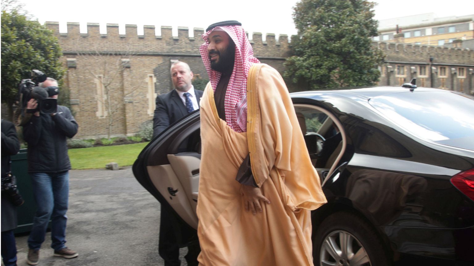 الأمير والأميرة والملك.. أين اختفت والدة محمد بن سلمان؟