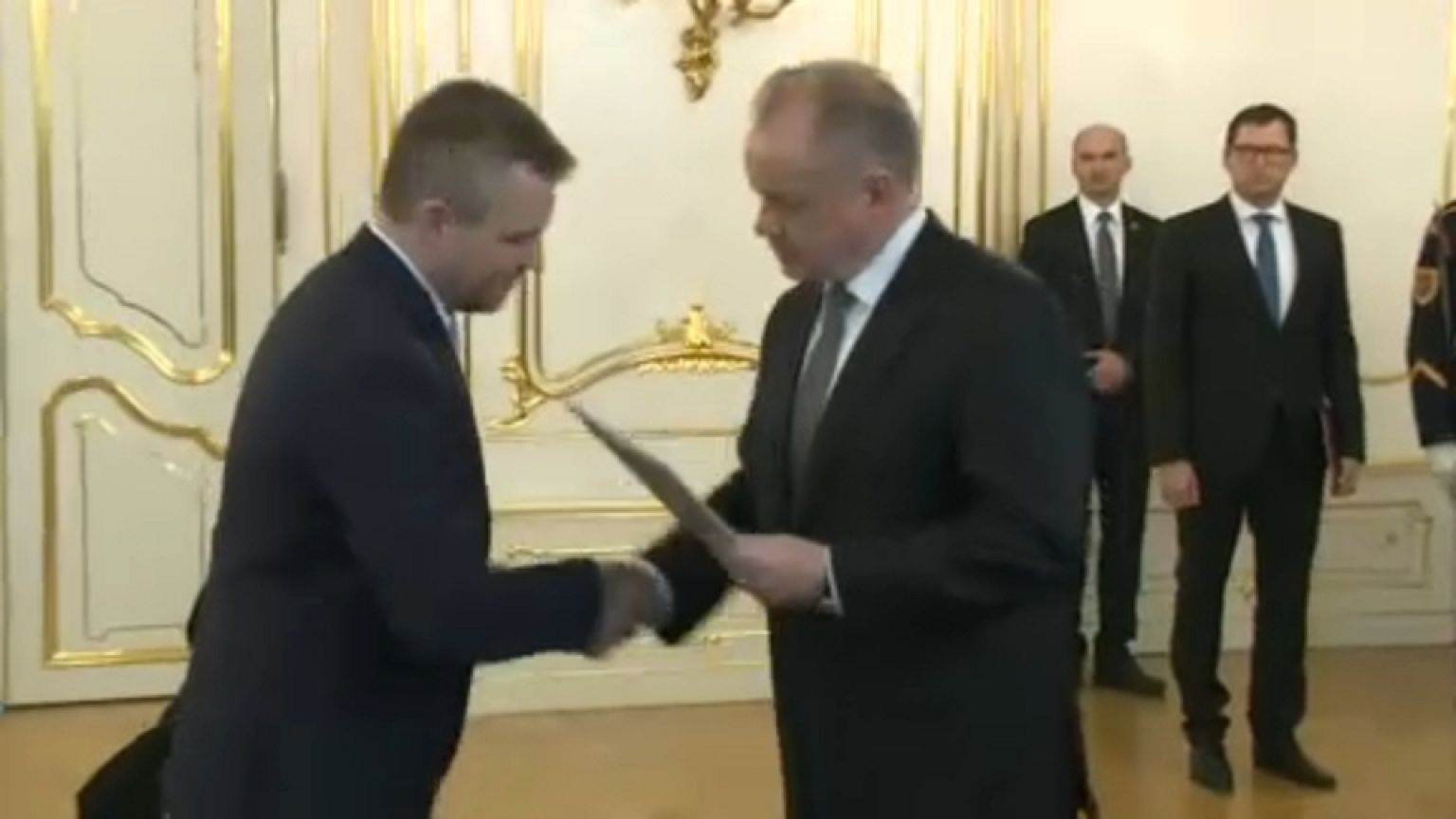 Peter Pellegrini (esq) assume liderança do governo