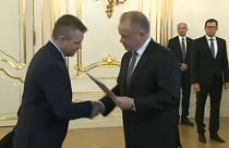 Peter Pellegrini (esq) assume liderança do governo