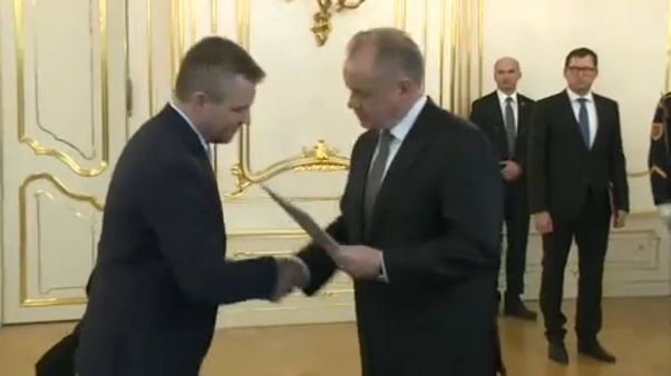 Peter Pellegrini (esq) assume liderança do governo Peter Pellegrini (esq) assume liderança do governo