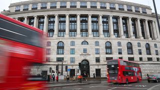 Emeletes buszok húznak el a Unilever londoni székháza előtt