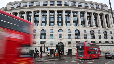 Emeletes buszok húznak el a Unilever londoni székháza előtt