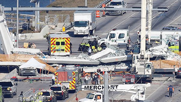 Φλόριντα: Κατέρρευσε πεζογέφυρα- Τέσσερις νεκροί Φλόριντα: Κατέρρευσε πεζογέφυρα- Τέσσερις νεκροί