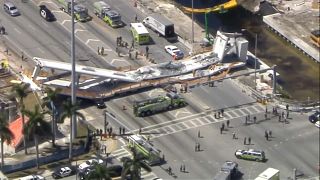 В Майами обрушился пешеходный мост