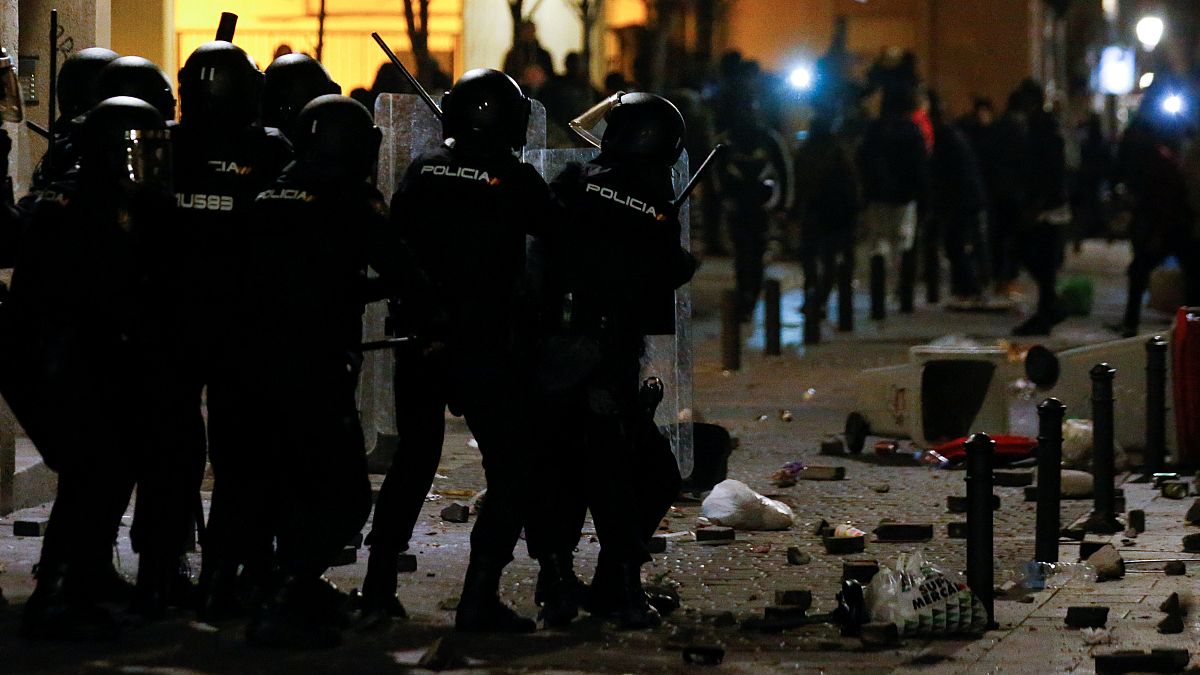 Graves disturbios y enfrentamientos en Lavapiés tras la muerte de un 'mantero'