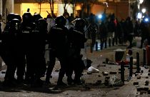 Graves disturbios y enfrentamientos en Lavapiés tras la muerte de un 'mantero'