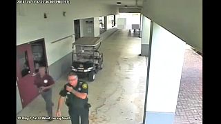 Videón az iskolai lövöldöző elől megfutamodó rendőr