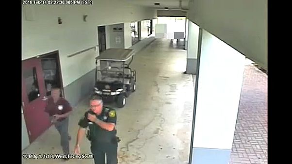 Videón az iskolai lövöldöző elől megfutamodó rendőr Videón az iskolai lövöldöző elől megfutamodó rendőr