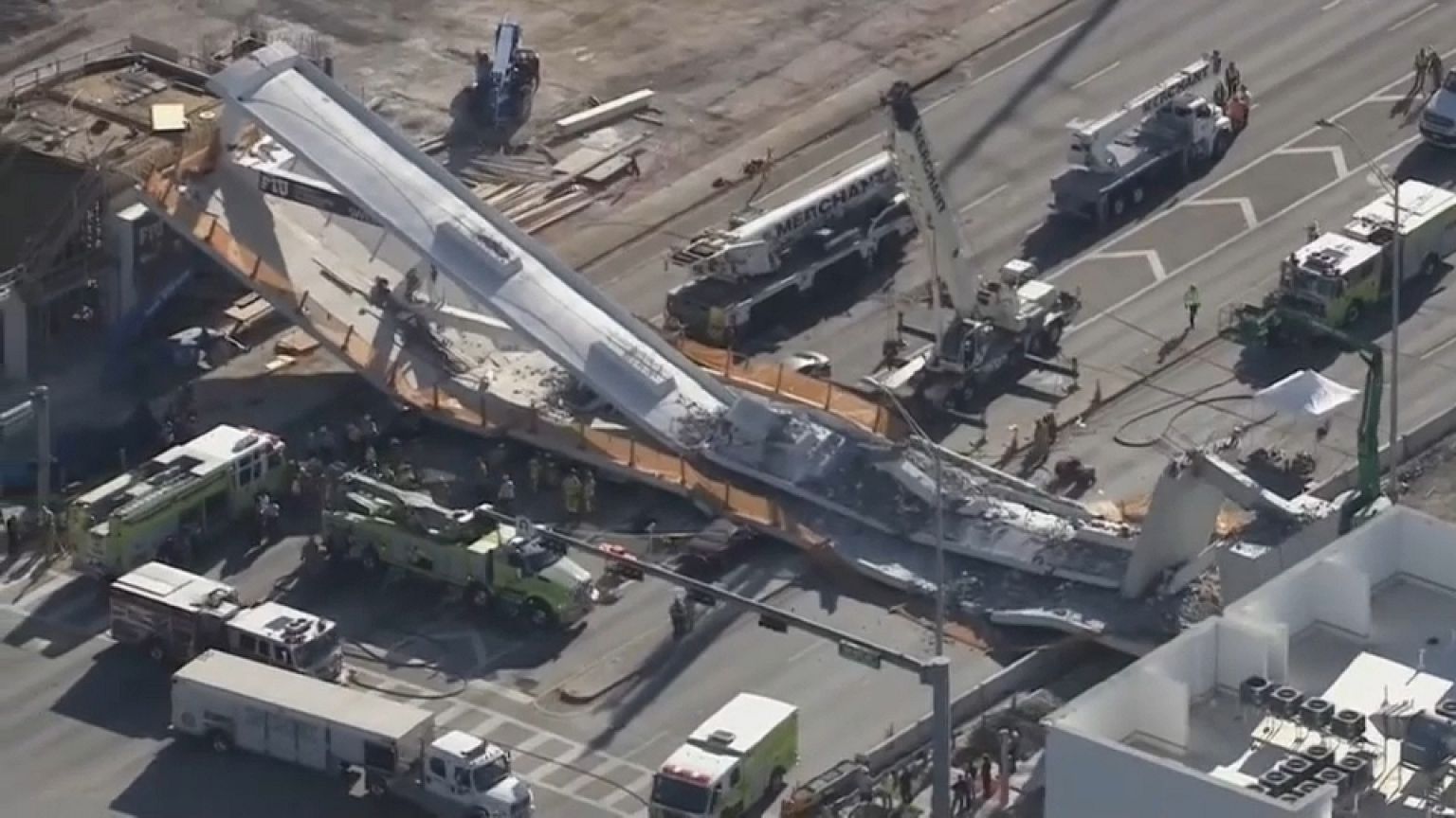 Al menos 4 muertos y 10 heridos al desplomarse un puente en Miami
