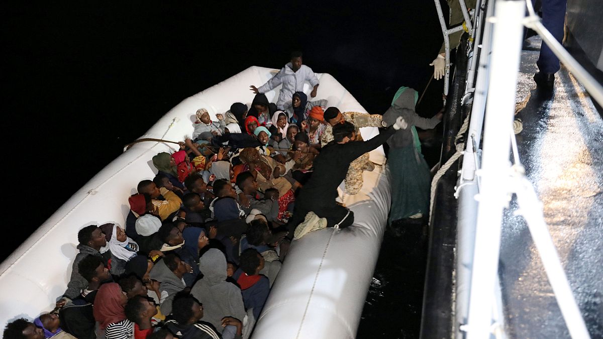 Cerca de 200 migrantes resgatados do Mediterrâneo