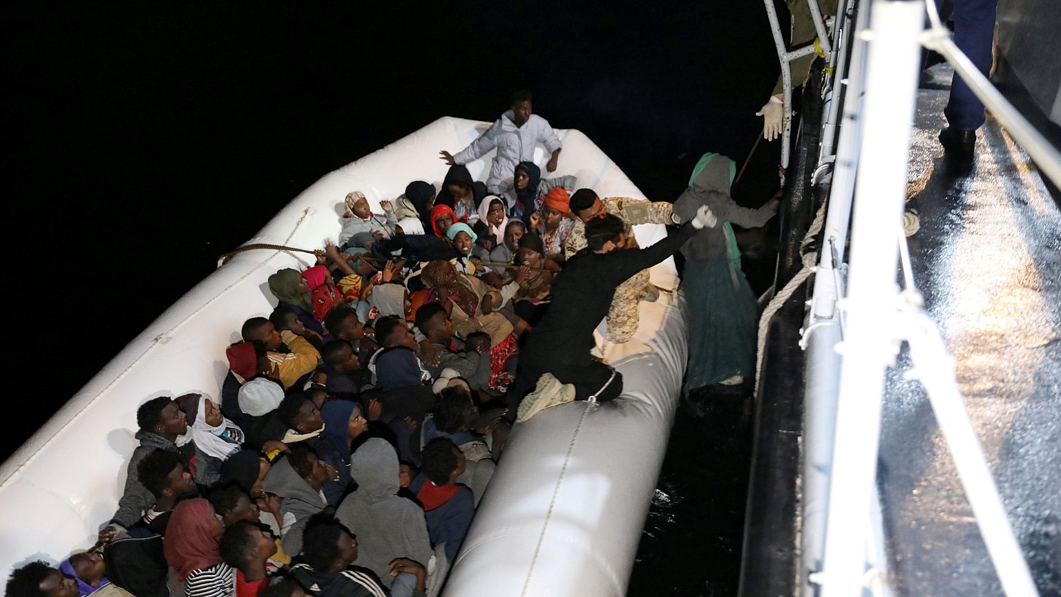 Cerca de 200 migrantes resgatados do Mediterrâneo