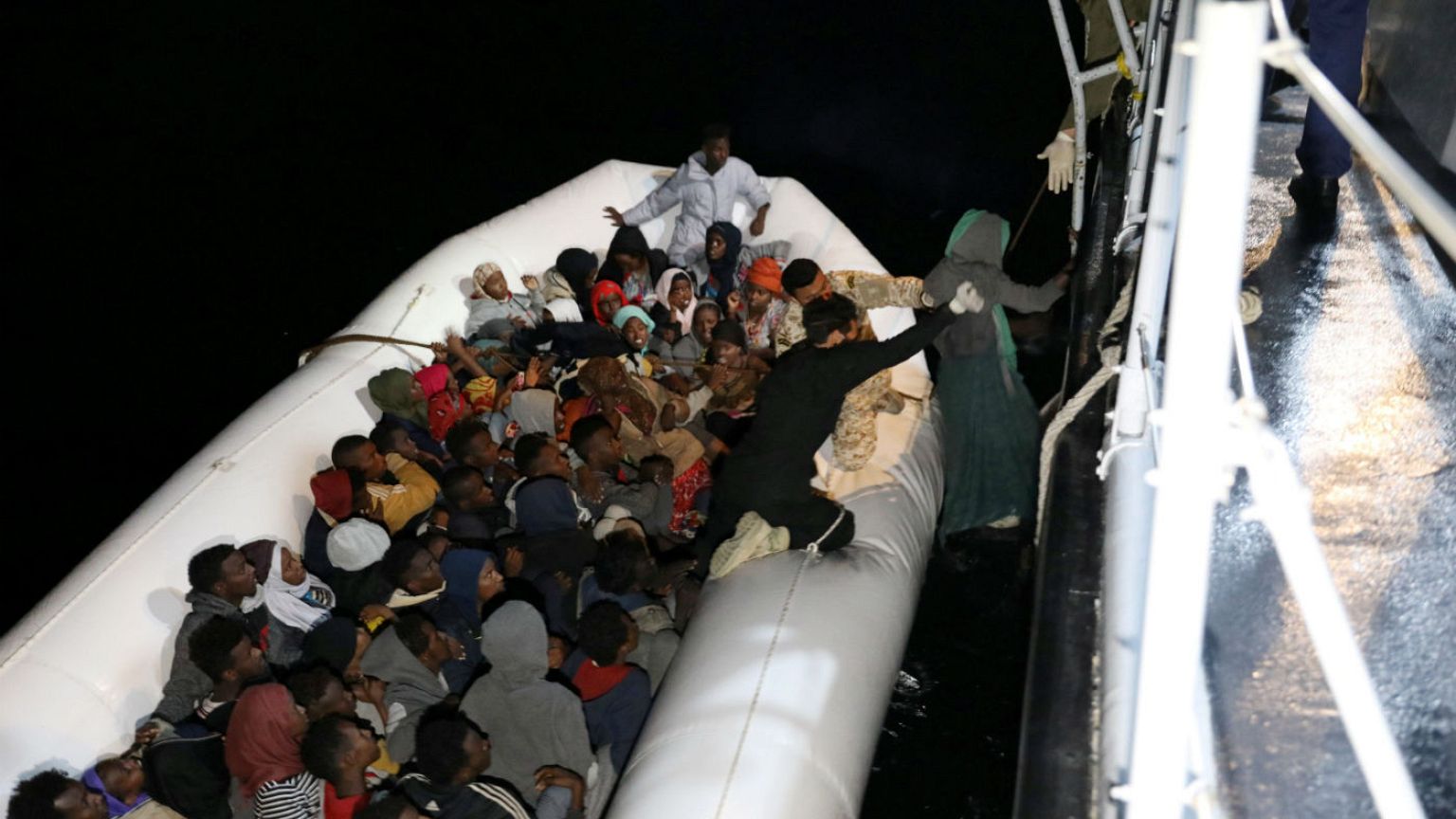 Λιβύη: Δραματική διάσωση μεταναστών μέσα στη νύχτα  