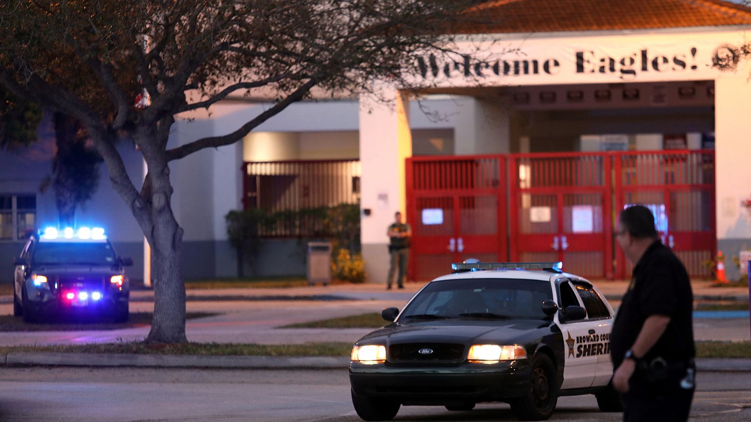 Polizeiautos vor der Marjory Stoneman Douglas High School