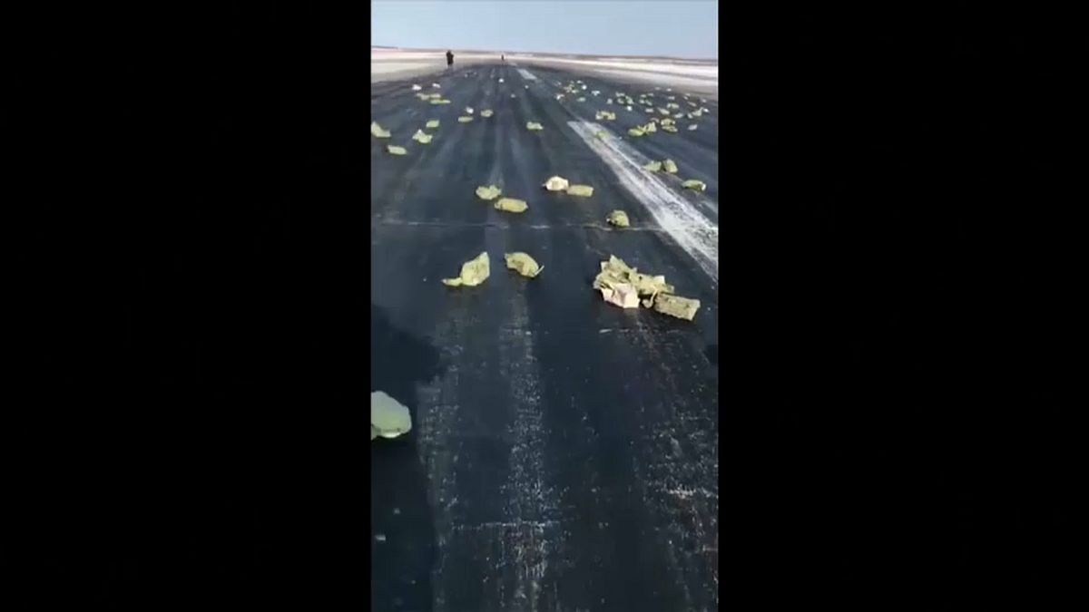 Βίντεο: 3,5 τόνοι χρυσού έπεσαν από αεροπλάνο την ώρα της απογείωσης!