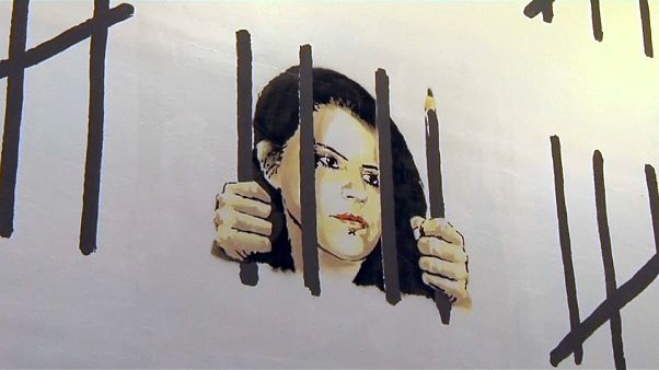تصویر دختر نقاش ترک، نقش بر دیواری در نیویورک تصویر دختر نقاش ترک، نقش بر دیواری در نیویورک