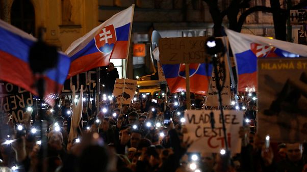 Milhares de eslovacos manifestam-se por eleições antecipadas Milhares de eslovacos manifestam-se por eleições antecipadas
