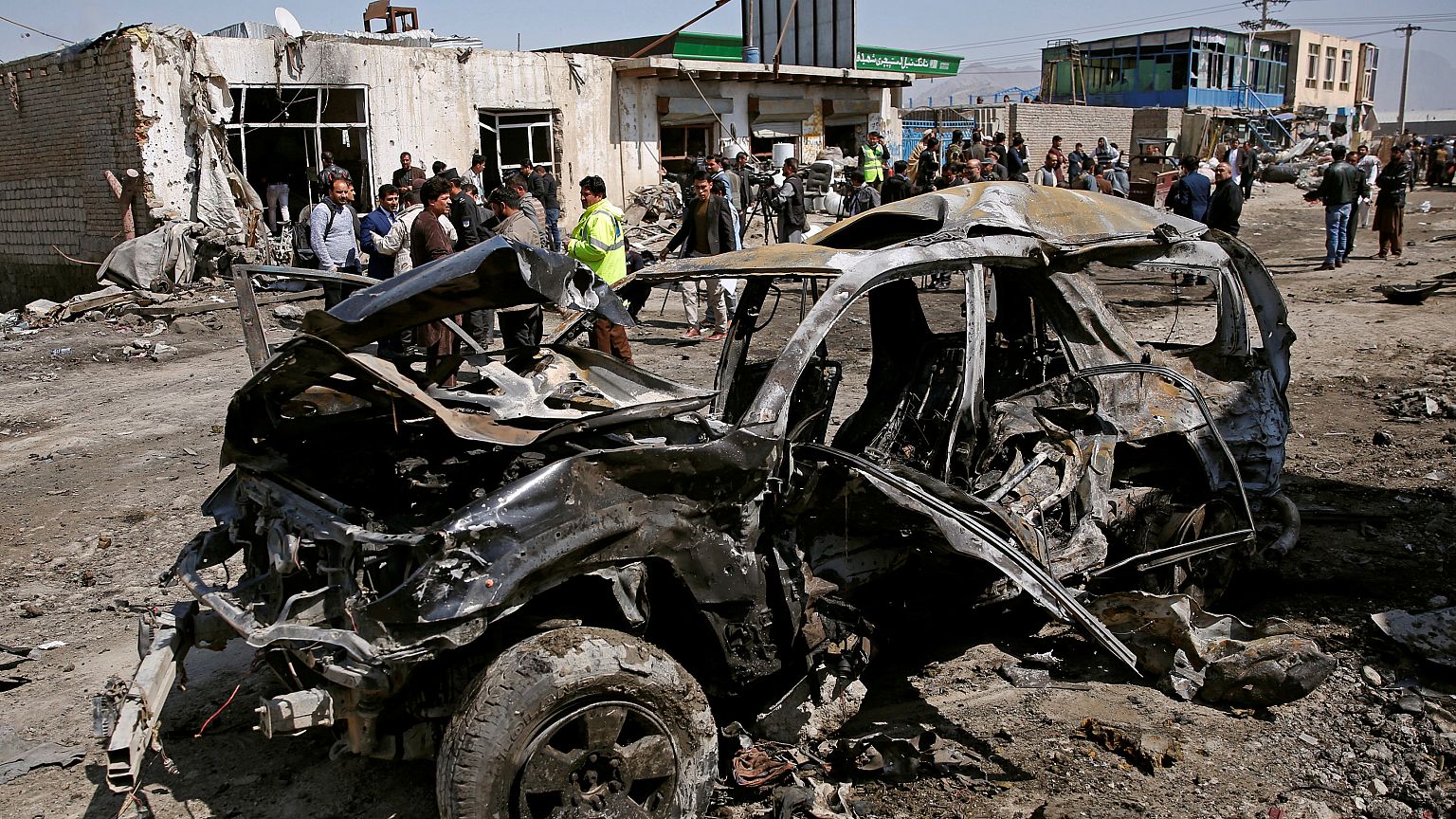 Ein zerstörtes Auto in der Stadt Kabul am Samstag