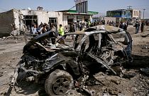 Ein zerstörtes Auto in der Stadt Kabul am Samstag