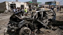 Ein zerstörtes Auto in der Stadt Kabul am Samstag