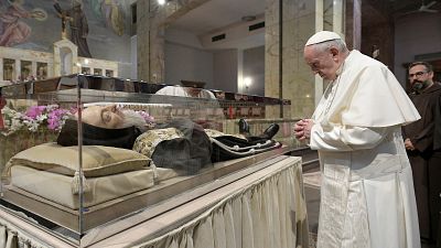 Papst besucht Stätten von Pater Pio