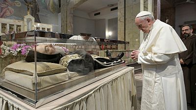 البابا فرنسيس يزور ضريح مصارع الشيطان