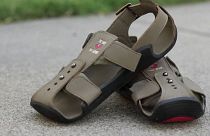 Afrikalı çocuklar için küçülüp büyüyen ayakkabılar